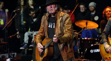 Neil Young durante apresentação ao vivo - John Davisson/AP