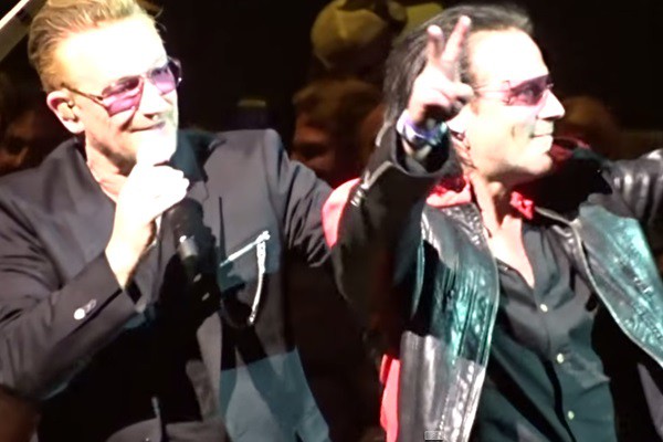 Bono Vox e sósia durante show em Los Angeles