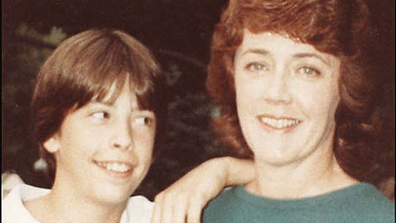 Dave Grohl, aos 13 anos, com a mãe, Virginia