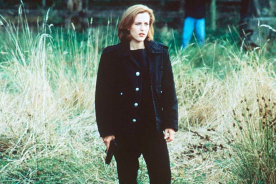 Gillian Anderson como Dana Scully em cena de Arquivo X.