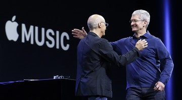 Tim Cook, CEO da Apple (à direita), abraça o cofundador da Beats (e agora funcionário da Apple Jimmy Iovine) no Apple Worldwide Developers Conference, em São Francisco, nos Estados Unidos - Jeff Chiu/AP