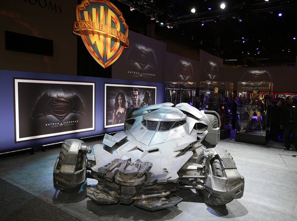 Novo Batmóvel, usado em Batman vs Superman: A Origem da Justiça foi revelado na feira 2015 Licensing Expo em Las Vegas 