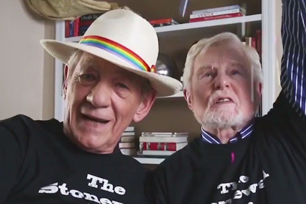 Ian McKellen e Derek Jacobi comemoram a aprovação do casamento gay nos Estados Unidos 