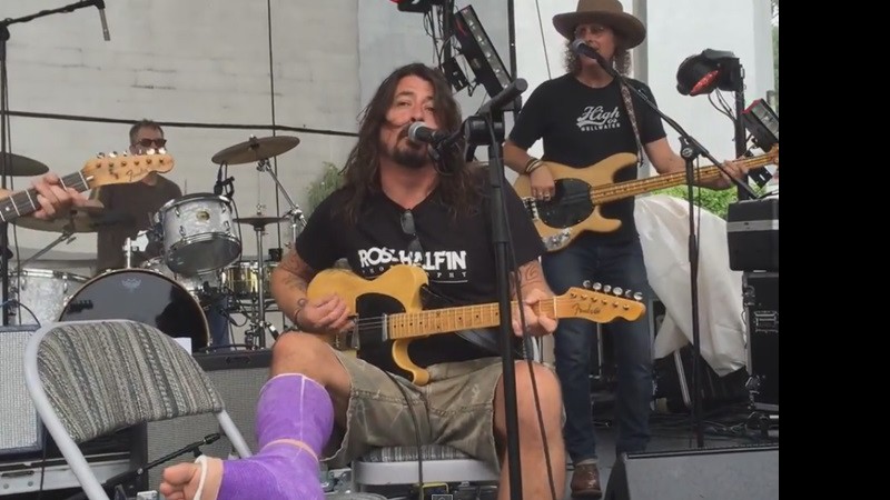Dave Grohl em show ao lado de integrantes do Pearl Jam e Blind Melon.
