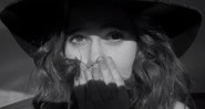Ana Cañas em cena do clipe “Tô Na Vida” - Reprodução/Vídeo