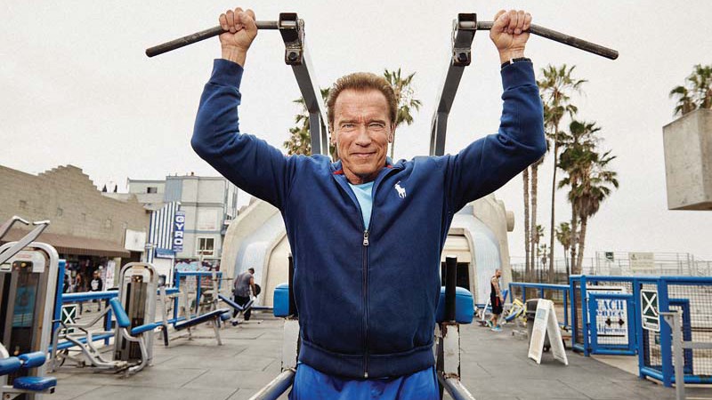 Schwarzenegger treina na Muscle Beach, Califórnia