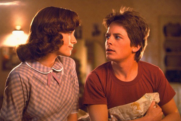 Lea Thompson e Michael J. Fox em De Volta Para o Futuro