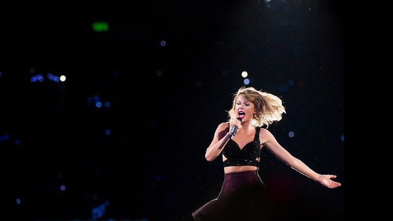 Taylor Swift em apresentação da turnê mundial.