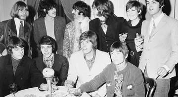 Cantora Cilla Black - acima, à direita, ao lado de Paul McCartney - em foto com os Beatles e com Brian Jones - Robert Dear/AP