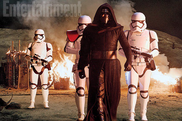 Kylo Ren (Adam Driver) e os stormtroopers em Star Wars: Episódio VII - O Despertar da Força