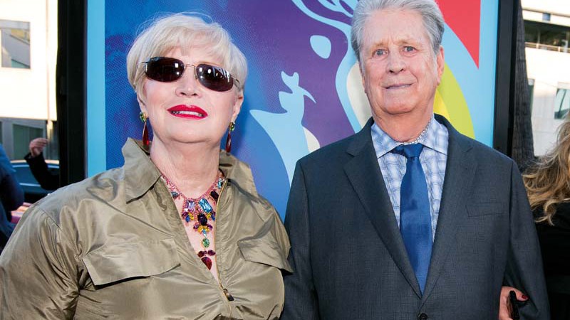 Brian Wilson ao lado da esposa Melinda Ledbetter na pré-estreia do filme Love & Mercy, ocorrida no Samuel Goldwyn Teather, em Beverly Hills, em 2 de junho.