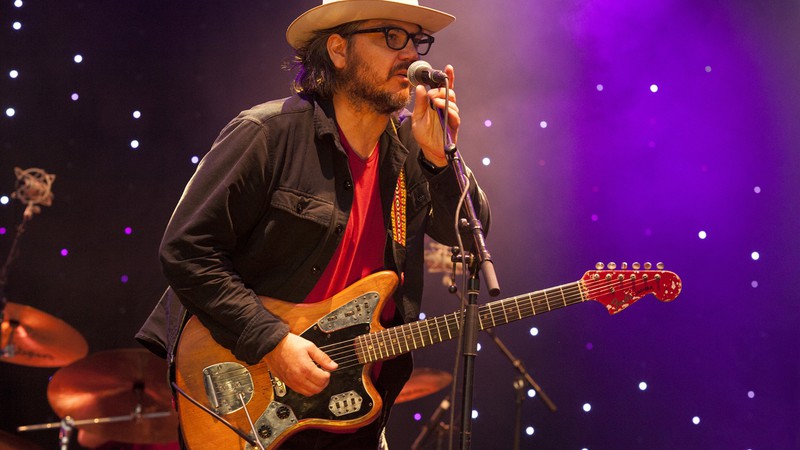 Jeff Tweedy, vocalista do Wilco, em show (Foto: Barry Brecheisen / AP)