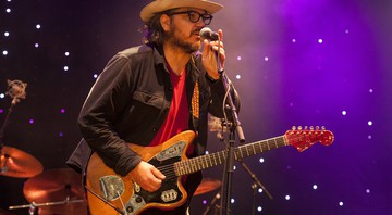 None - Jeff Tweedy, vocalista do Wilco, em show (Foto: Barry Brecheisen / AP)
