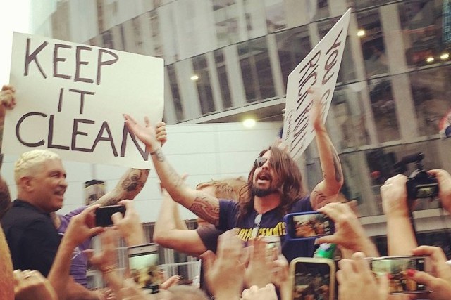 Foo Fighters invadindo e frustrando manifestação homofóbica nos Estados Unidos