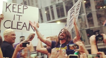Foo Fighters invadindo e frustrando manifestação homofóbica nos Estados Unidos - Reprodução/Instagram