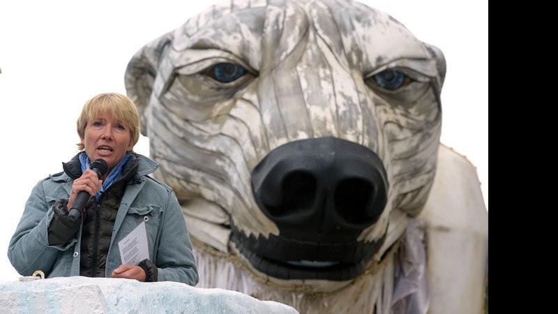 A atriz Emma Thompson durante protesto em defesa do meio ambiente. 