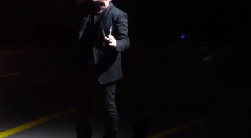 Bono na abertura da turnê europeia <i>Innocence + Experience</i>. - Reprodução/ Vídeo