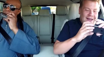 Stevie Wonder e James Corden no Carpool Karaoke do The Late Late Show - Reprodução/vídeo