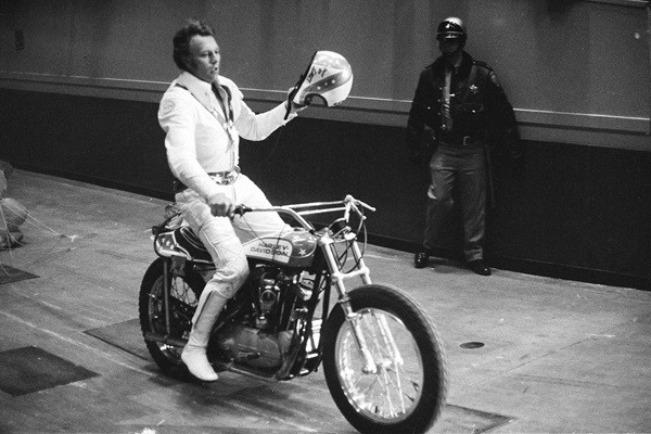 Dublê e motociclista Evel Knievel