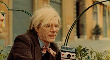 REGISTRANDO
Warhol e a companheira de todas as horas, a câmera SX-70, em 1972 - The Andy Warhol Foundation for The Visual Arts, INC.
