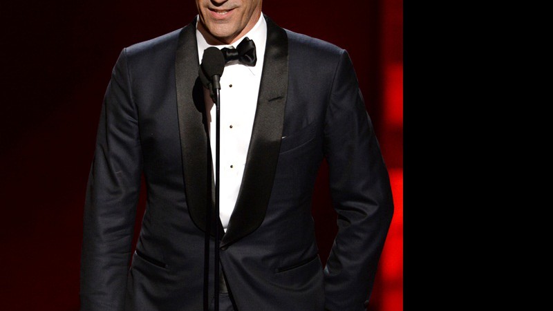 Jon Hamm recebendo o prêmio de Melhor Ator em Série de Drama no Emmy 2015 por Mad Men