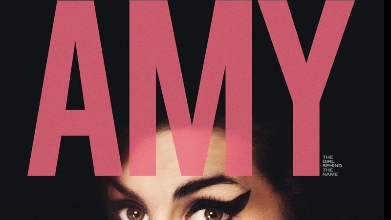 Um dos pôsteres do documentário Amy, sobre a cantora Amy Winehouse