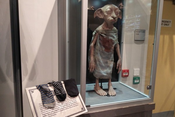 Fãs de <i>Harry Potter</i> tentando "libertar" Dobby em exposição da Warner Bros em Londres - Reprodução/Twitter