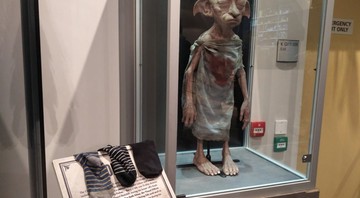 Fãs de Harry Potter tentando "libertar" Dobby em exposição da Warner Bros em Londres - Reprodução/Twitter