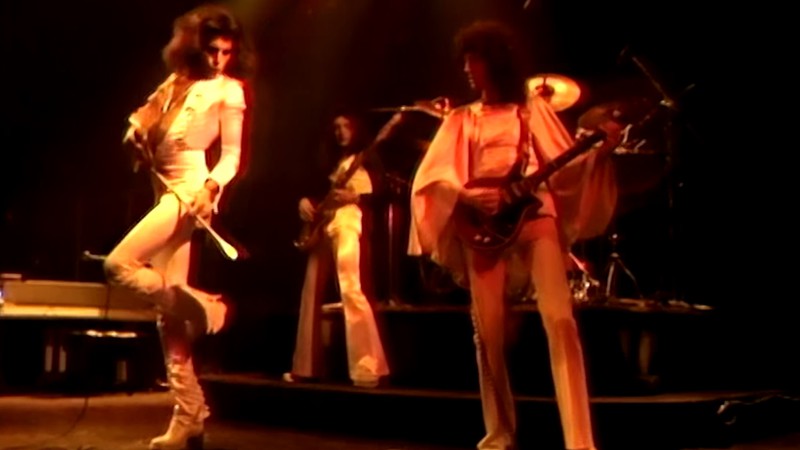 Freddie Mercury e Brian May, do Queen, em cena do show A Night At The Odeon