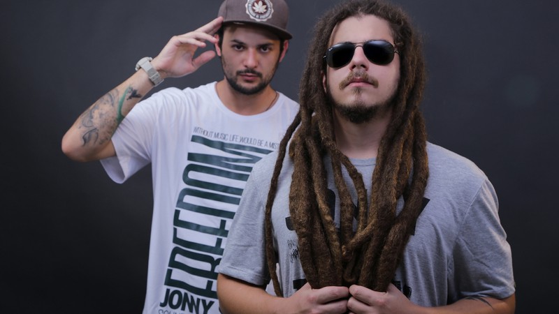 O duo de reggae Cidade Verde Sounds