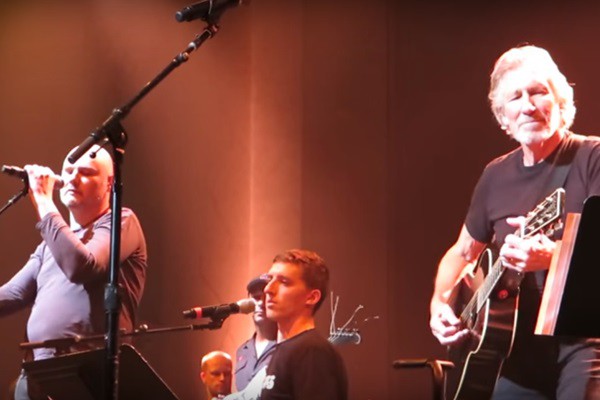 Roger Waters (à direita), Billy Corgan (à esquerda) e Tom Morello (no fundo, de boné)