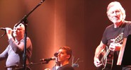 Roger Waters (à direita), Billy Corgan (à esquerda) e Tom Morello (no fundo, de boné) - Reprodução/vídeo