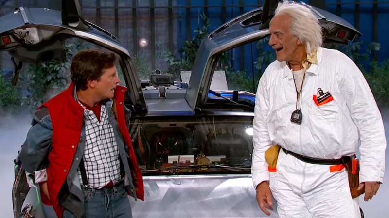 Cena do programa Jimmy Kimmel Live com os atores retornando aos papéis de Marty McFly e Doc Brown, de De Volta para o Futuro
