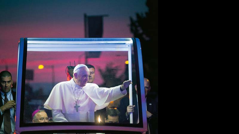 Do papamóvel, Francisco acenou para o público durante a primeira visita dele aos Estados Unidos, em setembro