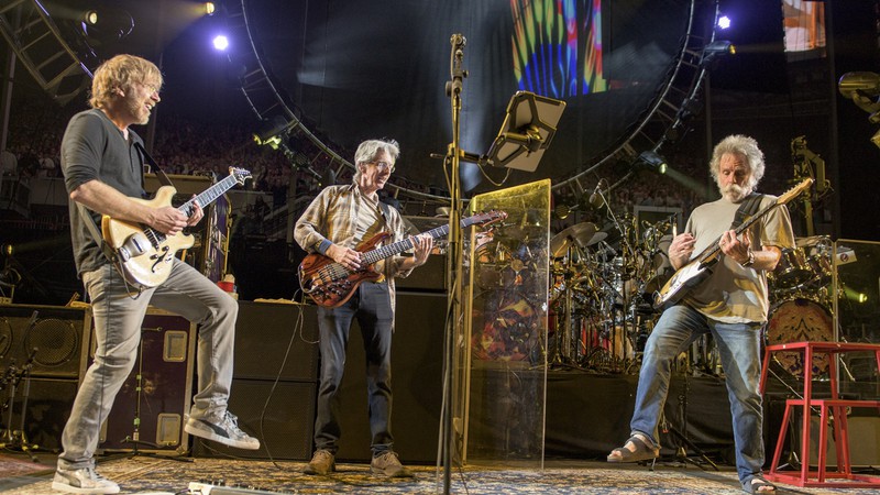 Grateful Dead em um dos shows de despedida da banda, com Trey Anastasio - Jay Blakesberg/AP