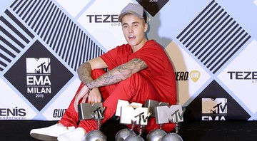 Justin Bieber e seus quatro troféus ganhos no EMA 2015 - AP