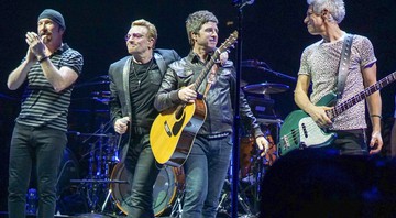 Noel Gallagher junto ao U2, durante show na O2 Arena, em Londres, em 2015 - Rex Features/AP