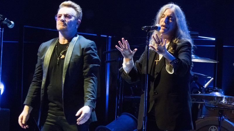 A cantora Patti Smith em apresentação do U2 na 02 Arena, em Londres, em 2015