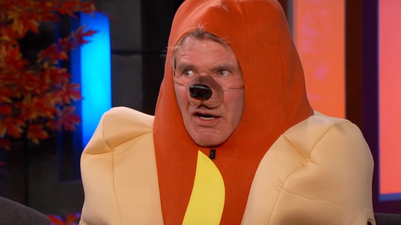 O ator Harrison Ford fantasiado de cachorro-quente no programa Jimmy Kimmel Live
