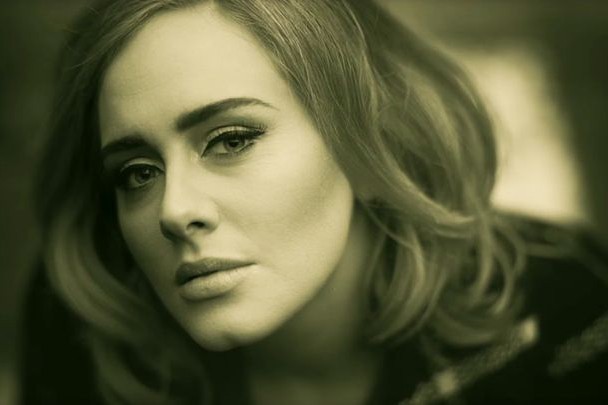 Adele em cena do clipe de "Hello"