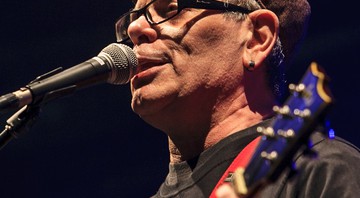 O vocalista Roger Moreira à frente do Ultraje a Rigor, atração principal da noite - Oswaldo Corneti.