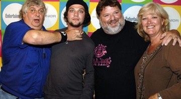 Vincent Margera, de camisa azul, ao lado de Bam Margera (à esquerda dele) e dos pais de Bam - Reprodução