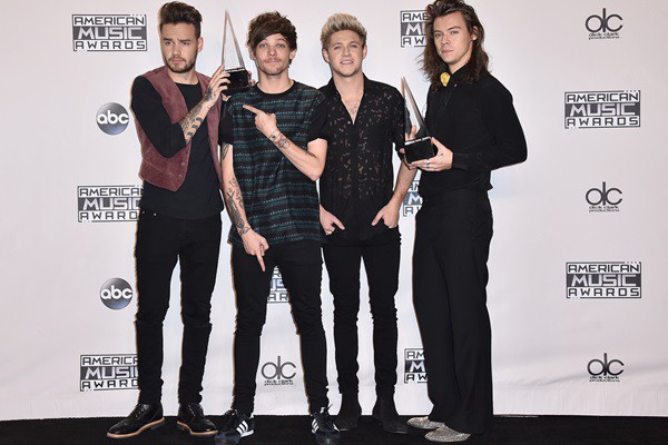 Integrantes do One Direction recebem prêmio do American Music Awards
