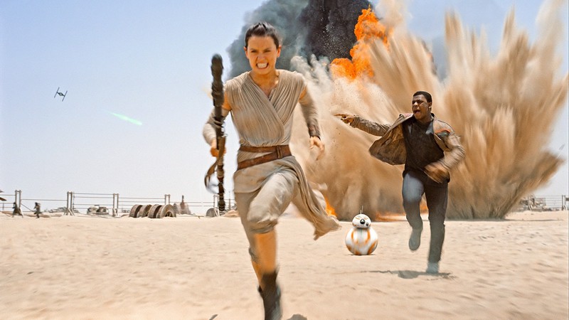 Os personagens Rey (Daisey Ridley) e Finn (John Boyega) em trecho do filme de <i>Star Wars: Episódio VII – O Despertar da Força</i> - Reprodução/Vídeo