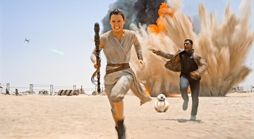 Os personagens Rey (Daisey Ridley) e Finn (John Boyega) em trecho do filme de <i>Star Wars: Episódio VII – O Despertar da Força</i> - Reprodução/Vídeo