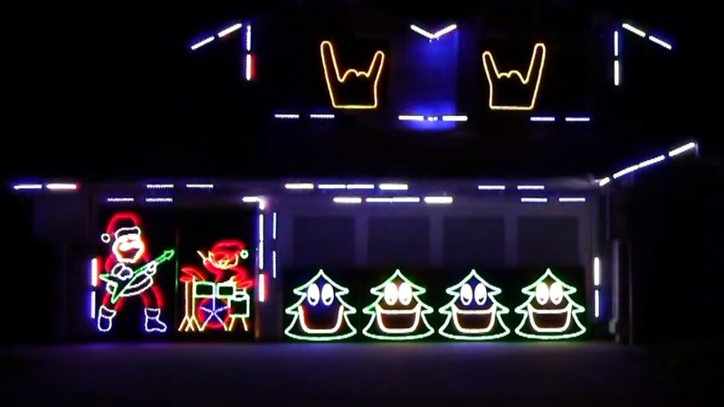 Cena de vídeo em que "Psychosocial", do Slipknot, ganha animação com luzes natalinas