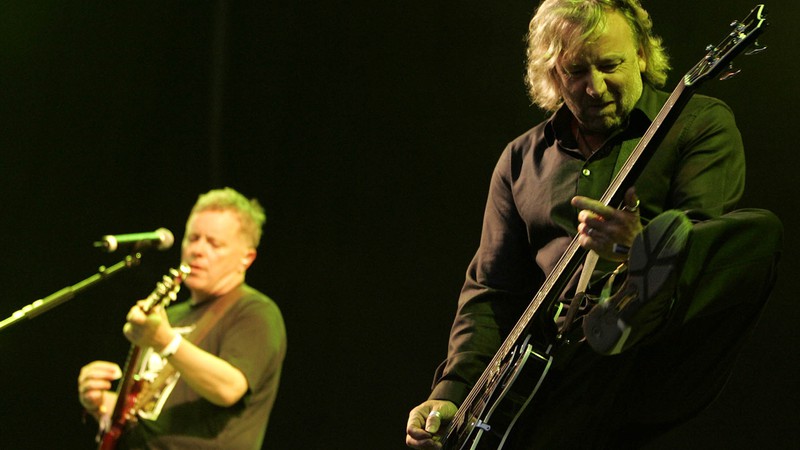 Os antigos companheiros de banda Bernard Sumner e Peter Hook em show do New Order, em 2005