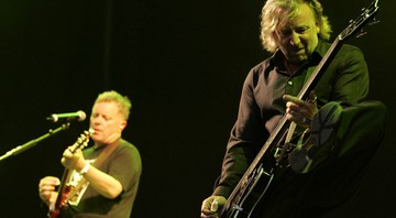 Os antigos companheiros de banda Bernard Sumner e Peter Hook em show do New Order, em 2005 - Jon Super/AP