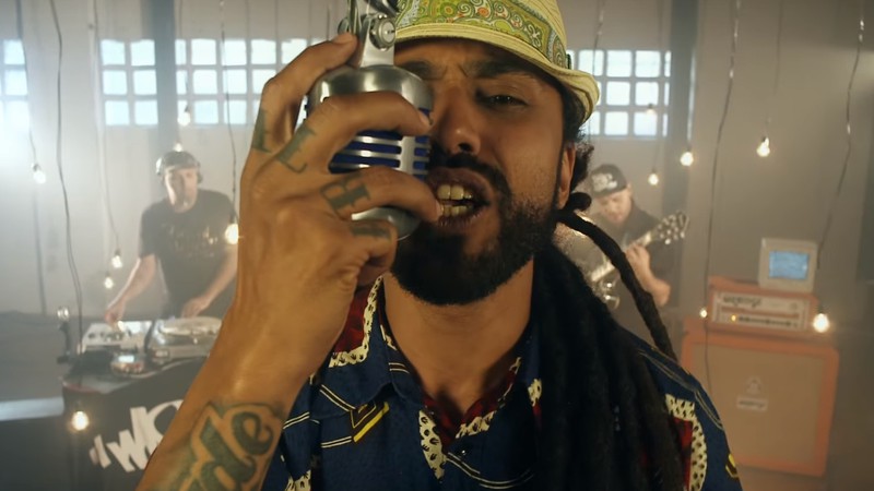 O rapper Msário em cena do clipe de "Alívio"