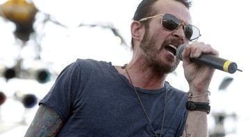 Scott Weiland, ex-vocalista de Stone Temple Pilots e Velvet Revolver, durante show em maio de 2015 - Rex Features/AP